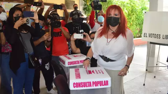 La gobernadora electa de Campeche emitió su voto en la Escuela Primar "Héctor Pérez Martínez"