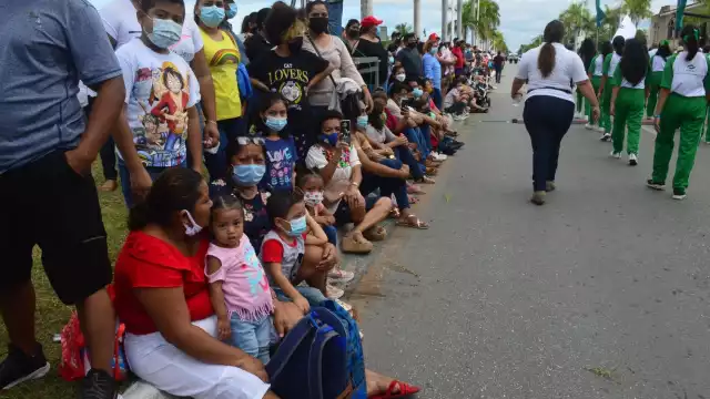 A pesar del exhortó familias enteres acudieron al malecón de Campeche para observar el desfile de la Revolución Mexicana