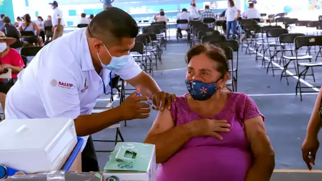 A las 11:00 horas, informaron que en el punto de vacunación  en el Domo de la Unidad Deportiva de Tulum, sólo se habían aplicado 76 dosis