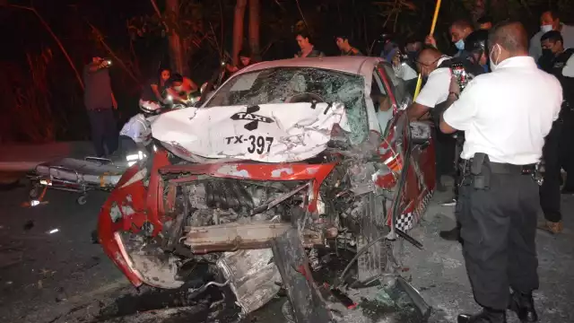 El conductor del taxi quedó prensado entre el volante y el asiento