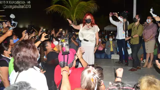 La virtual ganadora celebró el triunfo con quienes aguardaban el resultado final de este recuento de votos