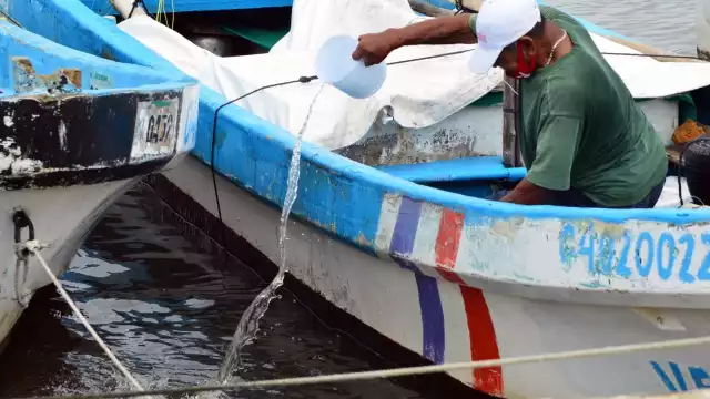 Los hombres de mar hicieron guardias para descartar problemas con sus embarcaciones Foto: Alan Gómez