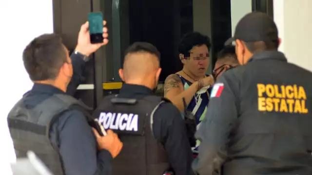 Al interior de la casa se encontraba una mujer con mochilas y bolsas de ropa que estaba llorando