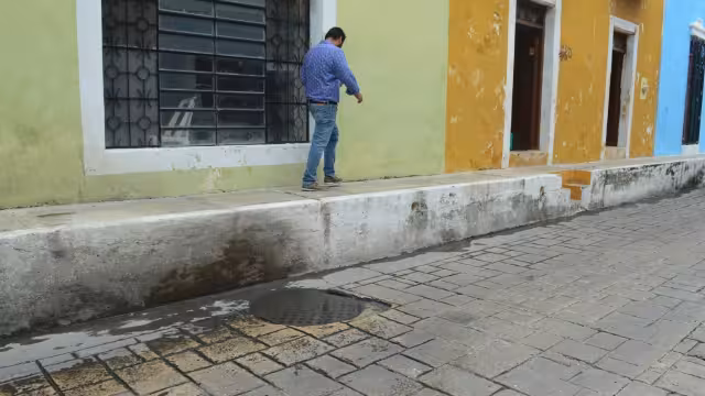 Dos personas murieron electrocutadas al pisar un registro de la CFE en Campeche