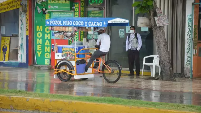 Chamarras, impermeables y paraguas, se veían por las principales calles turísticas y del centro de Playa del Carmen