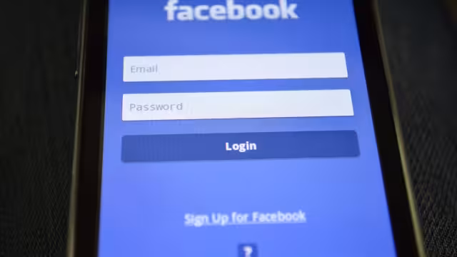 Un teléfono móvil con la aplicación de Facebook en la pantalla