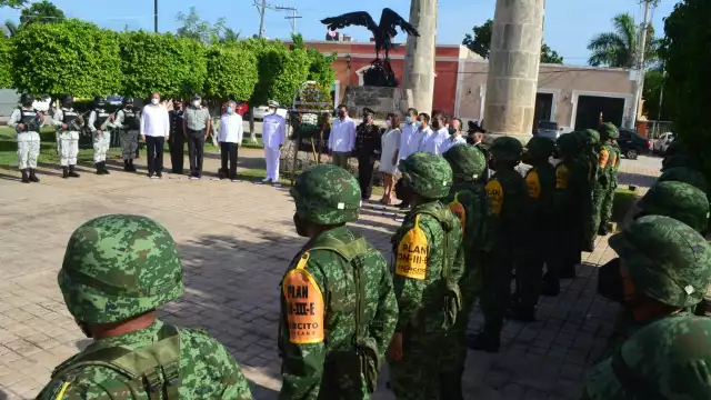 En la ceremonia se disparó una salva de fusileros, tras el tradicional pase de lista