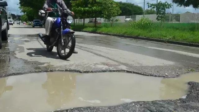 Los vecinos han optado por rellenar los baches por sí mismos