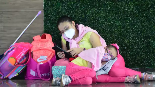 Pasajeros tuvieron que esperar hasta en el suelo para poder abordar el avión