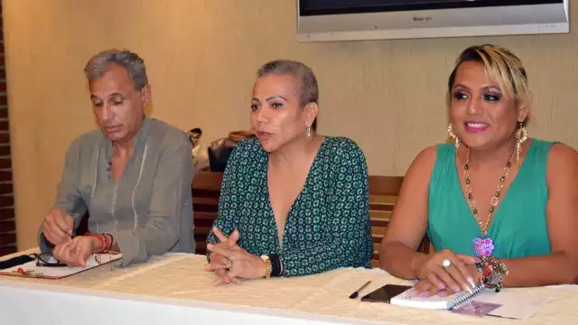 La diputada dio una conferencia sobre la comunidad LGBT+