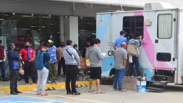 Las filas para realizar pagos duran mucho tiempo