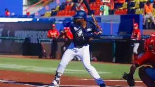 Rubén Darío Sosa, nacido en Santo Domingo, se desempeña principalmente como jardinero