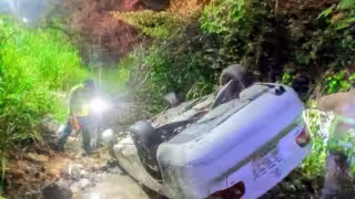 Jetta vuelca en la carretera Escárcega-Champotón y termina dentro de una zanja