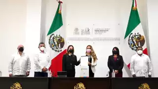 La presidenta de la Diputación Permanente Pilar Santos Díaz a nombre del Congreso del Estado recibió el Tercer Informe de Mauricio Vila