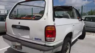 Camioneta lleva más de seis meses abandonada en el aeropuerto de Cancún