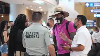 Los turistas alegaban que su reservación ya incluía el transporte y el taxista se los estaban cobrando nuevamente