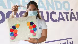 Pili Santos en su visita a Tixcocob, la señora Rosa Poot Ciau, quien se dedica a la confección y bordados de bolsas, expresó el apoyo a la candidata