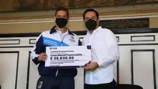 Carlos Franco Cantón recibió este año la triple corona por nadar en aguas abiertas
