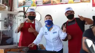 Como ha ocurrido durante toda la primera semana de campaña, las caminatas y las reuniones vecinales respetaron las medidas sanitarias