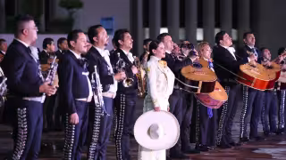 Sandra Cuevas celebró el Días de las Madres cantándoles con Mariachi