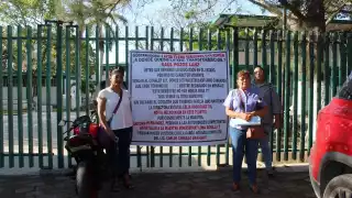 Los maestros se manifestaron afuera del plantel de Ciudad del Carmen