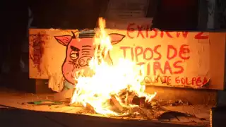 La quema de carteles se realizó abajo del monumento de Benito Juárez en la explanada del Palacio Municipal de Cancún