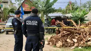 La vivienda fue acordonada por la policía, ante la mirada atónita de los vecinos