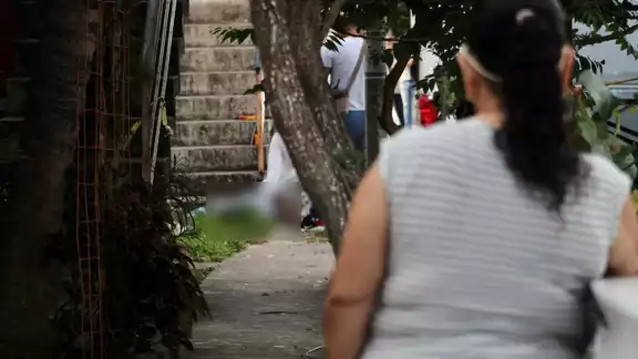 Personal del Semefo acudió al fraccionamiento Ciudad Natura pára realizar el levantamiento del cuerpo y llevarlo a la morgue de Cancún Personal del Semefo acudió al fraccionamiento Ciudad Natura pára realizar el levantamiento del cuerpo y llevarlo a la morgue de Cancún