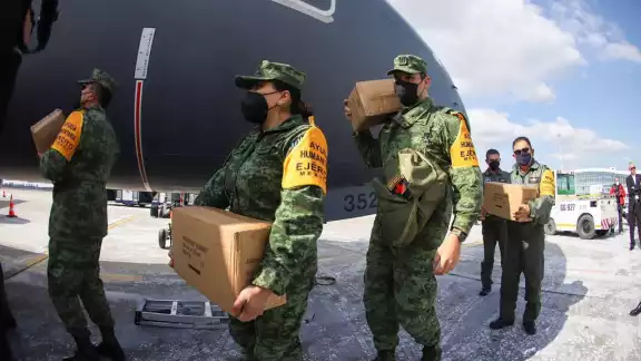 Marcelo Ebrard informó que el vuelo también transportó medicinas, colchonetas, colchas y otros víveres, para los campamentos de refugiados. Marcelo Ebrard informó que el vuelo también transportó medicinas, colchonetas, colchas y otros víveres, para los campamentos de refugiados.