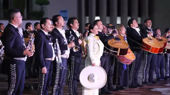 Sandra Cuevas celebró el Días de las Madres cantándoles con Mariachi Sandra Cuevas celebró el Días de las Madres cantándoles con Mariachi