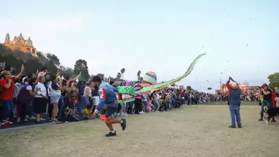 El papalote de Quetzalcóatl fue elaborado solo con material mexicano El papalote de Quetzalcóatl fue elaborado solo con material mexicano