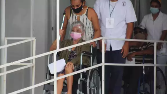 Primera abuelita vacunada en el Hospital General de Cancún se retiró sin complicaciones médicas