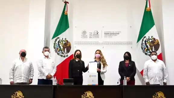 La presidenta de la Diputación Permanente Pilar Santos Díaz a nombre del Congreso del Estado recibió el Tercer Informe de Mauricio Vila La presidenta de la Diputación Permanente Pilar Santos Díaz a nombre del Congreso del Estado recibió el Tercer Informe de Mauricio Vila