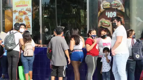 Hasta el momento no se ha reportado ninguna autoridad para disipar a las multitudes Hasta el momento no se ha reportado ninguna autoridad para disipar a las multitudes