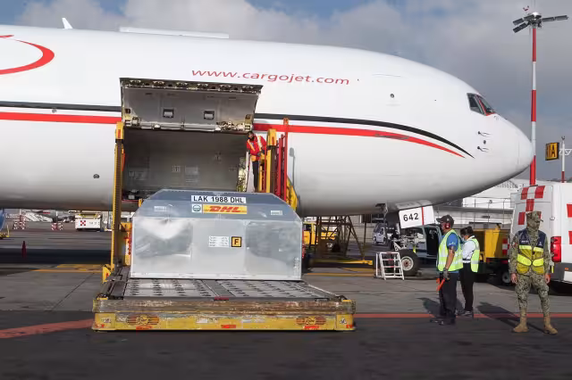 Un nuevo lote con 408 mil 330 dosis de la vacuna contra el covid-19 de Pfizer/BioNTech llegó hoy al AICM