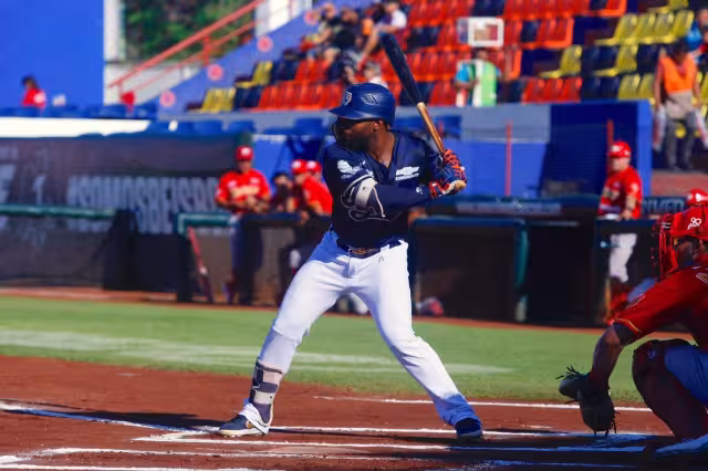 Rubén Darío Sosa, nacido en Santo Domingo, se desempeña principalmente como jardinero