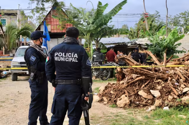 La vivienda fue acordonada por la policía, ante la mirada atónita de los vecinos
