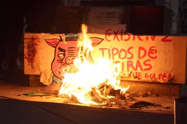 La quema de carteles se realizó abajo del monumento de Benito Juárez en la explanada del Palacio Municipal de Cancún