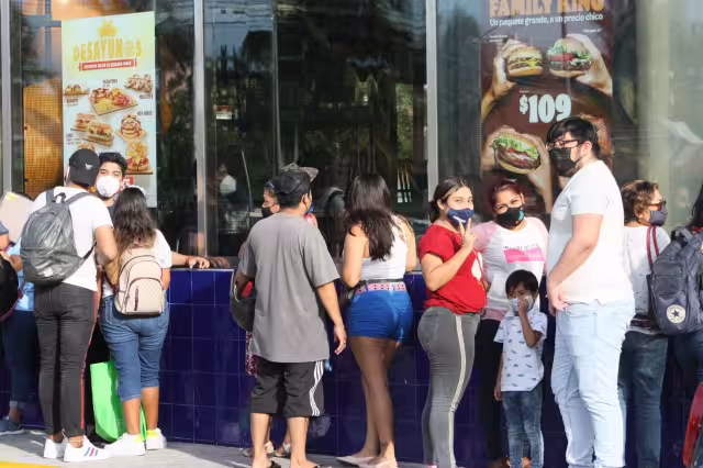 Hasta el momento no se ha reportado ninguna autoridad para disipar a las multitudes