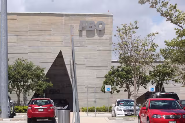 La aeronave permanece en el Operador de Base Fija (FBO por sus siglas en inglés)