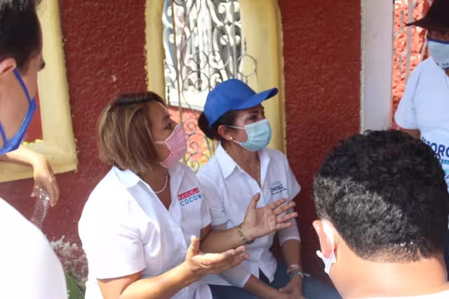 La abanderada panista Manuelita Cocom en su visita a Kanasín