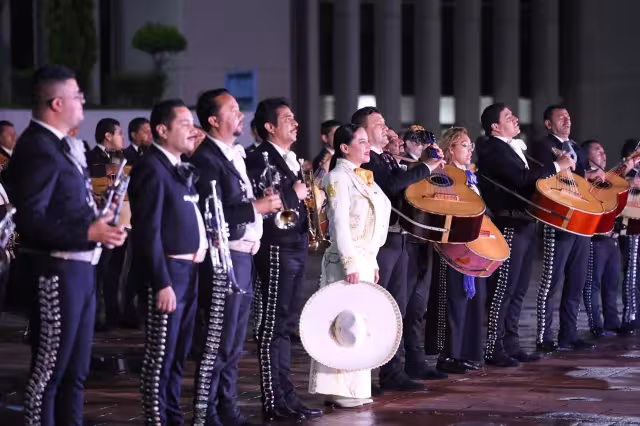 Sandra Cuevas celebró el Días de las Madres cantándoles con Mariachi