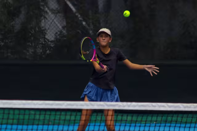 Son poco más de 54 tenistas los que buscan pasar al macro regional