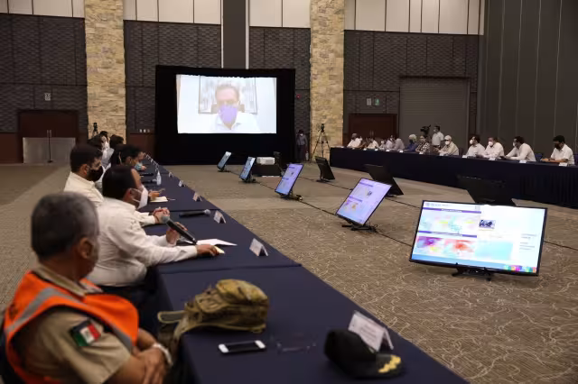Durante la reunión el mandatario estatal recordó que aún no concluye la temporada de huracanes. Foto: Especial