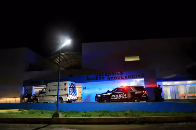 Paramédicos atendieron a los policías heridos