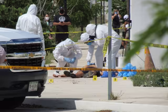 Según los investigadores, en las grabaciones de cámaras de la zona, la víctima era esperada por un auto, del cual descendió el homicida y detonó el arma