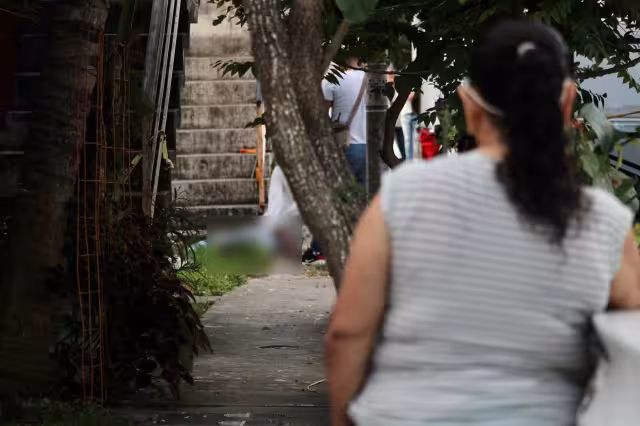 Personal del Semefo acudió al fraccionamiento Ciudad Natura pára realizar el levantamiento del cuerpo y llevarlo a la morgue de Cancún