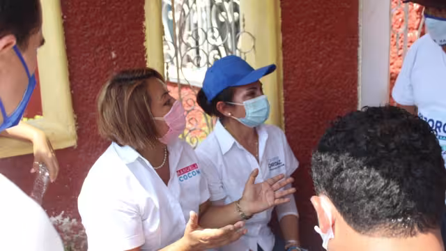 La abanderada panista Manuelita Cocom en su visita a Kanasín