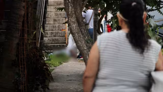 Personal del Semefo acudió al fraccionamiento Ciudad Natura pára realizar el levantamiento del cuerpo y llevarlo a la morgue de Cancún