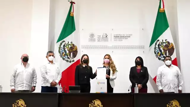 La presidenta de la Diputación Permanente Pilar Santos Díaz a nombre del Congreso del Estado recibió el Tercer Informe de Mauricio Vila